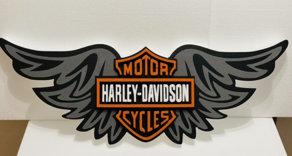 Diseño motero de alas con logo Harley Davidson.