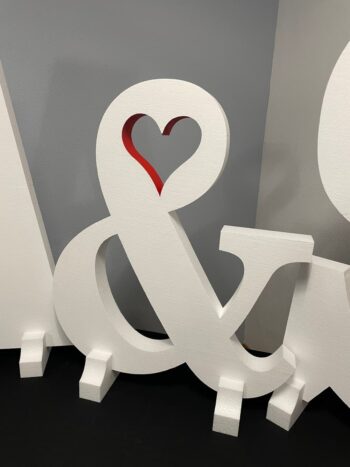 "&"  CON FORMA DE CORAZ&Oacute;N EN ROJO