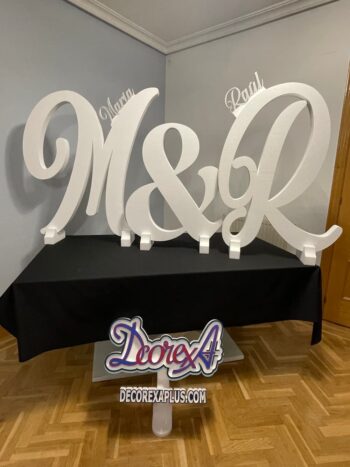 INICIALES DE BODA  EN FUENTE CURSIVA Y NOMBRES SOBREPUESTOS